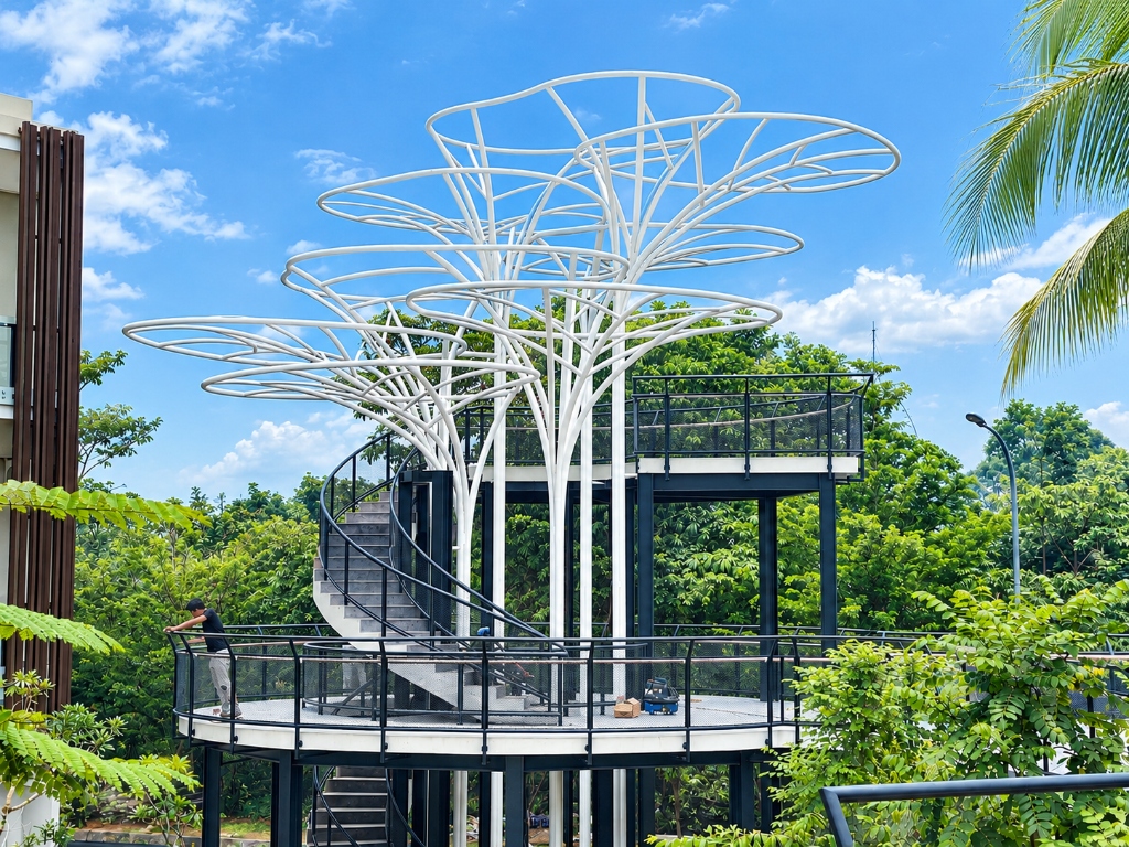 Proyek Qubu Resort 2026 - Kanopi Sculpture Pohon Putih & Tangga Putar Melingkar